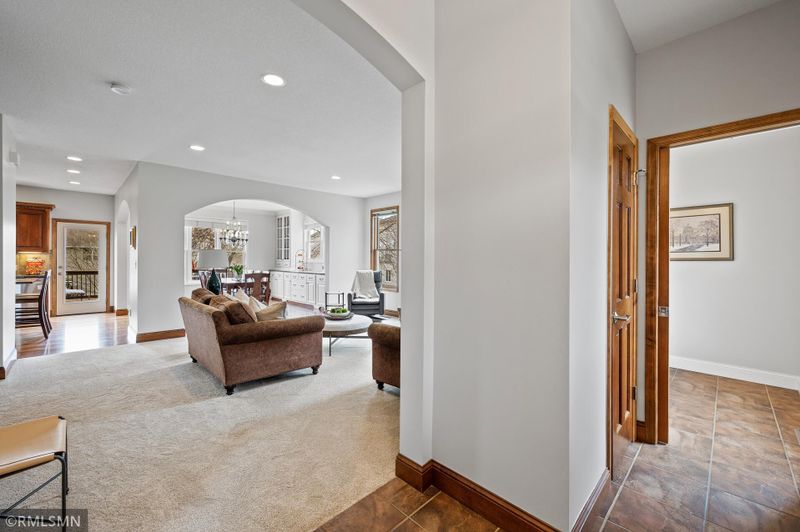 2690 Snowdrift Cir E, Maplewood, MN 55119