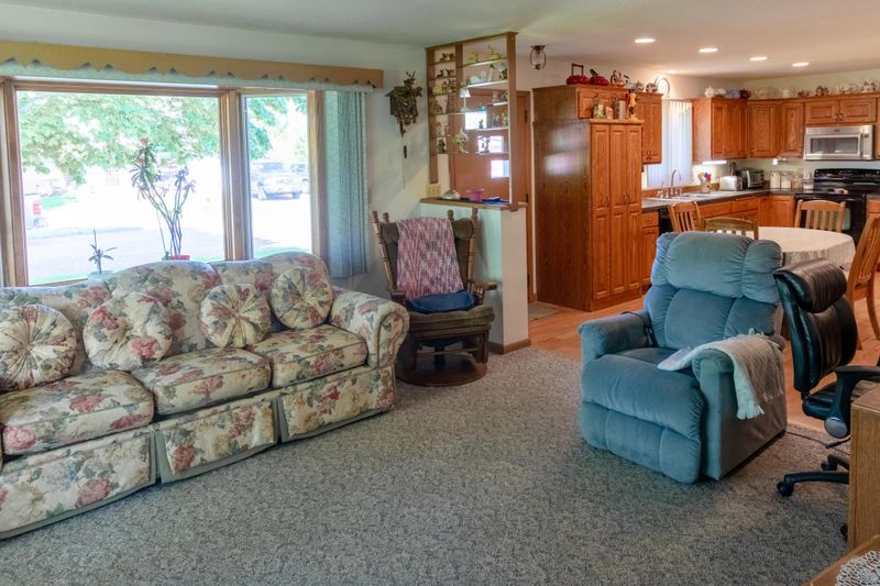 302 2nd St NE, Morristown, MN 55052