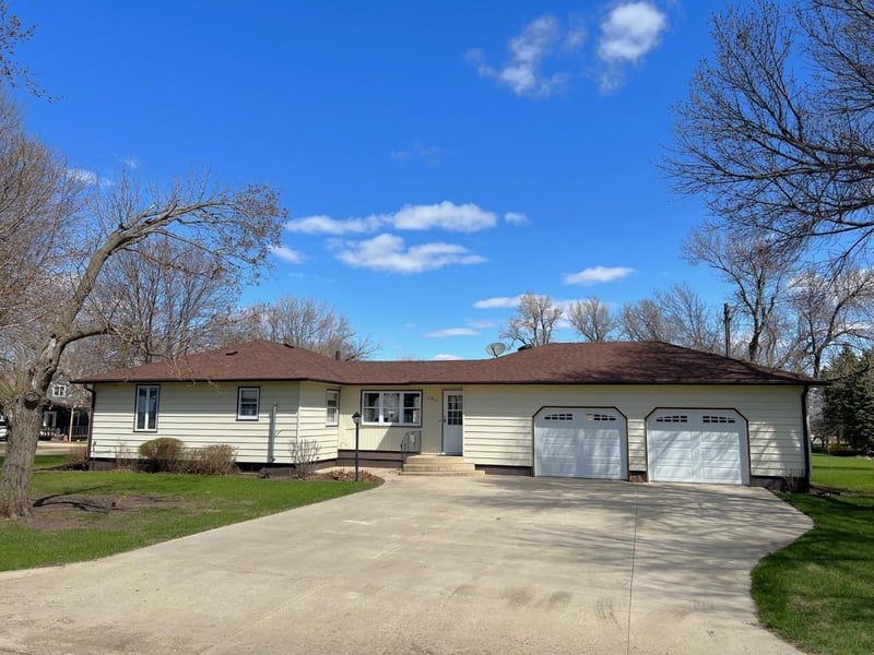 11910 111th St, Leota, MN 56153