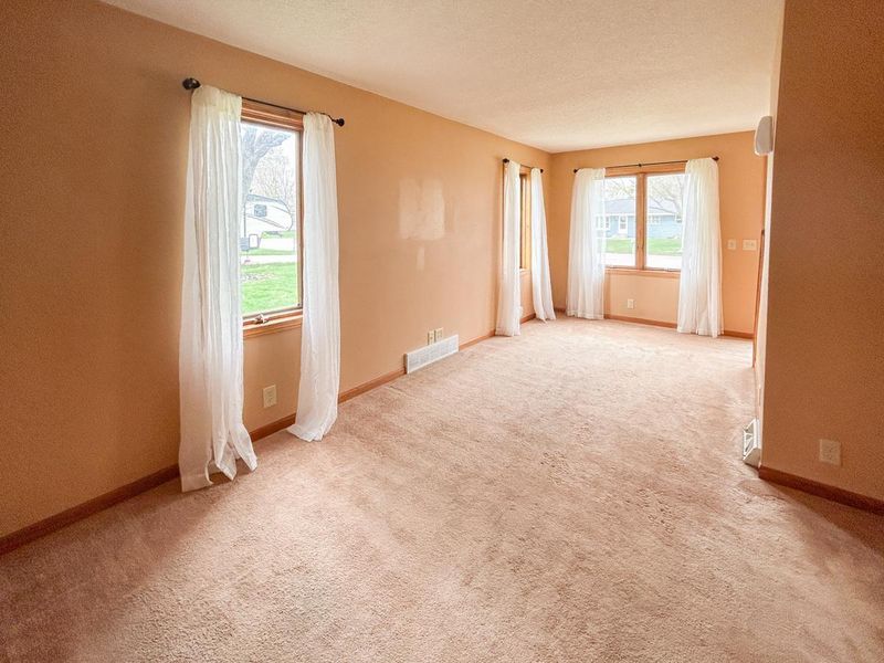 1005 N Main St, Winthrop, MN 55396
