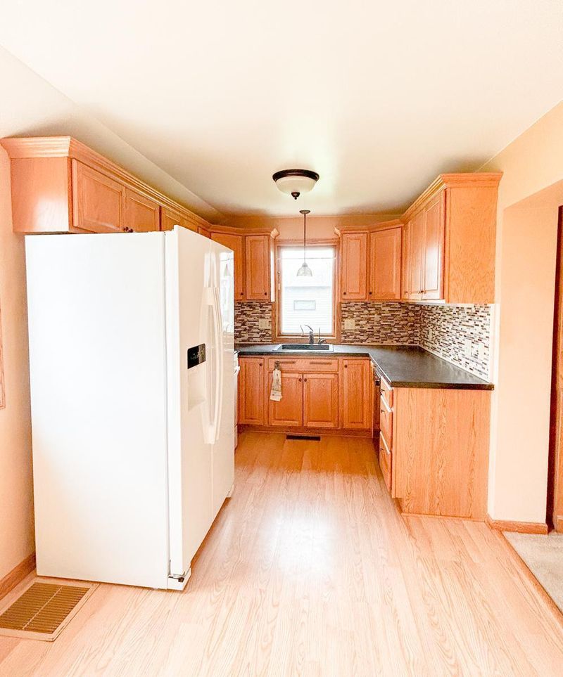 1005 N Main St, Winthrop, MN 55396