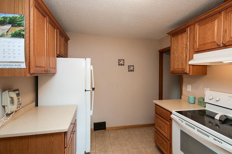 710 Ponderosa Dr, Chanhassen, MN 55317