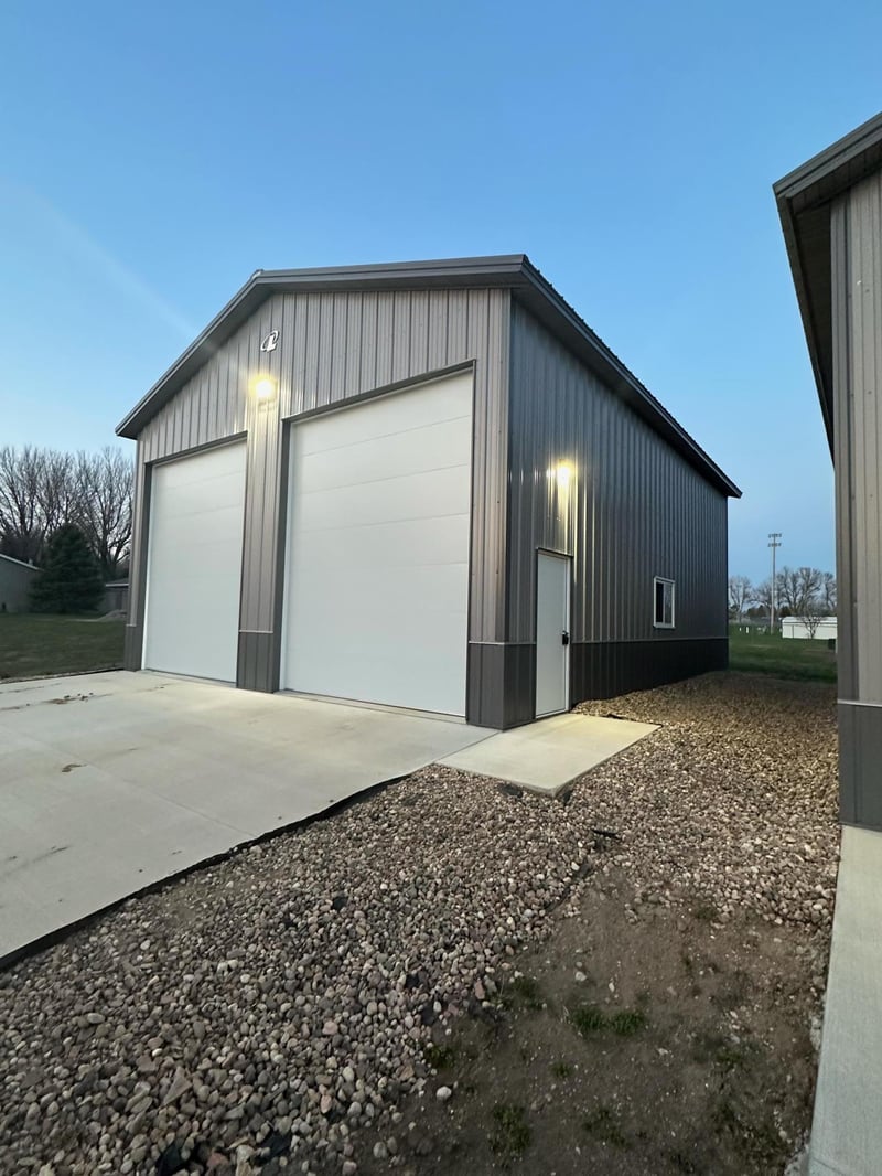 609 Church Ave, Hills, MN 56138
