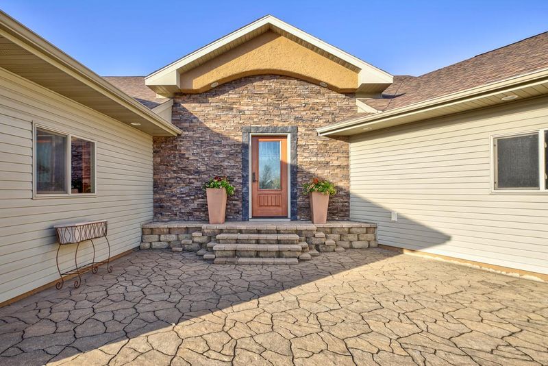 213 Pinehurst Dr, Mankato, MN 56001