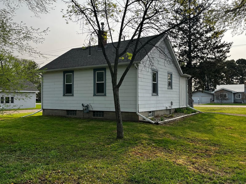 613 N 1st St, Darwin, MN 55324