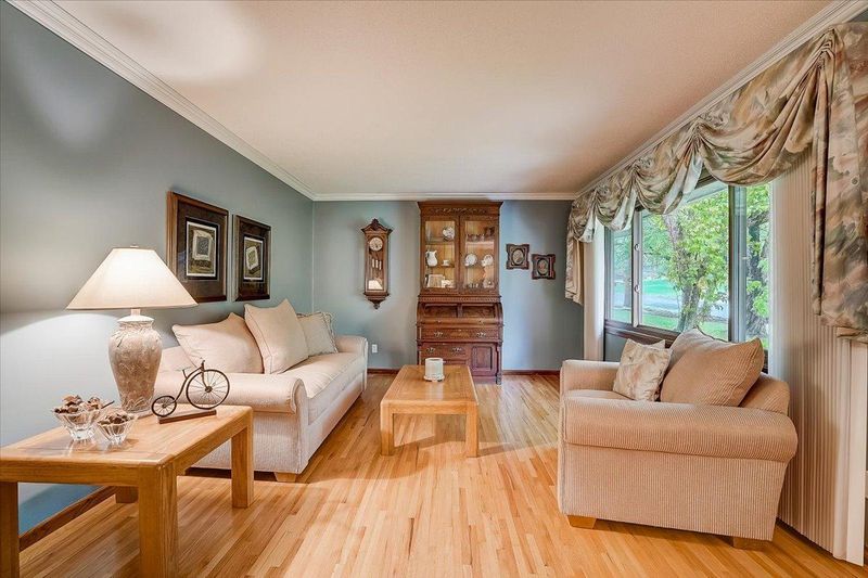 1004 Lakeview Dr, Burnsville, MN 55337