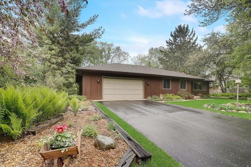 1004 Lakeview Dr, Burnsville, MN 55337