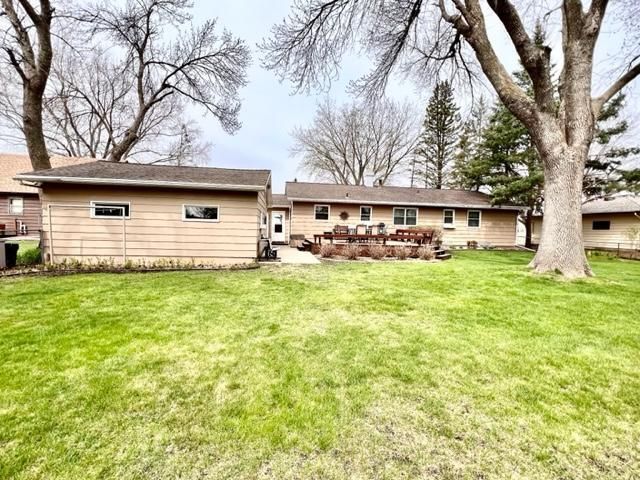 715 Lakeland Dr SE, Willmar, MN 56201