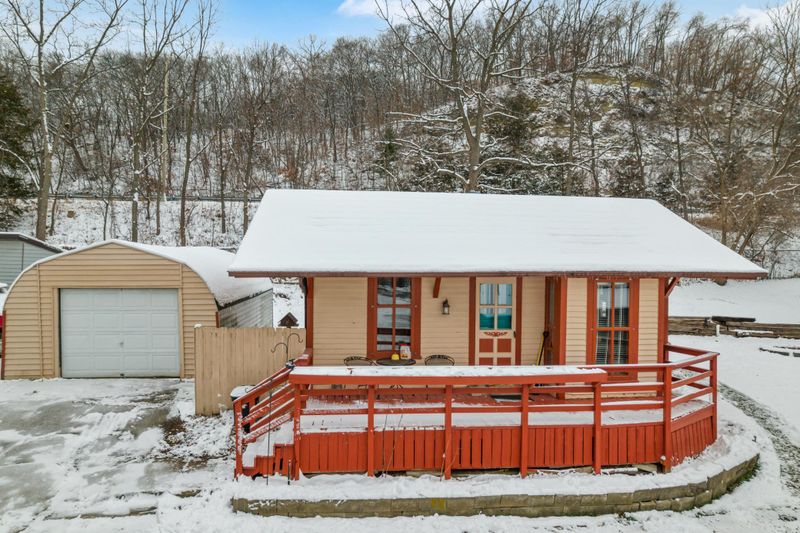 46855 Riverview Dr, La Crescent, MN 55947