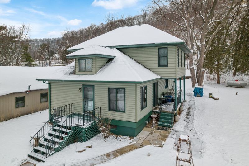 46855 Riverview Dr, La Crescent, MN 55947