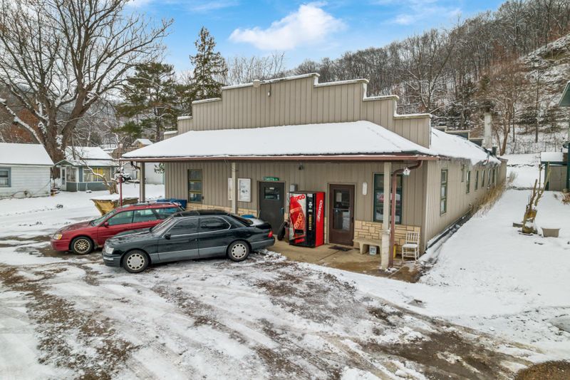 46855 Riverview Dr, La Crescent, MN 55947