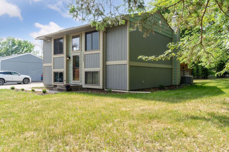 112501 E Scott Ln, Chaska, MN 55318