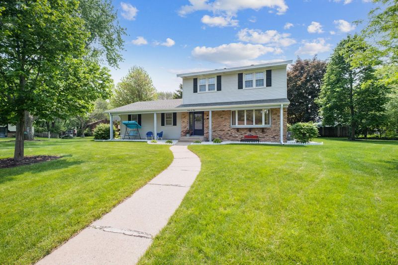 9650 12th Avenue Cir, Bloomington, MN 55425