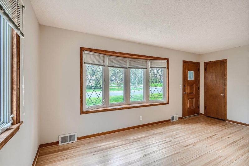 1212 W 89th St, Bloomington, MN 55420