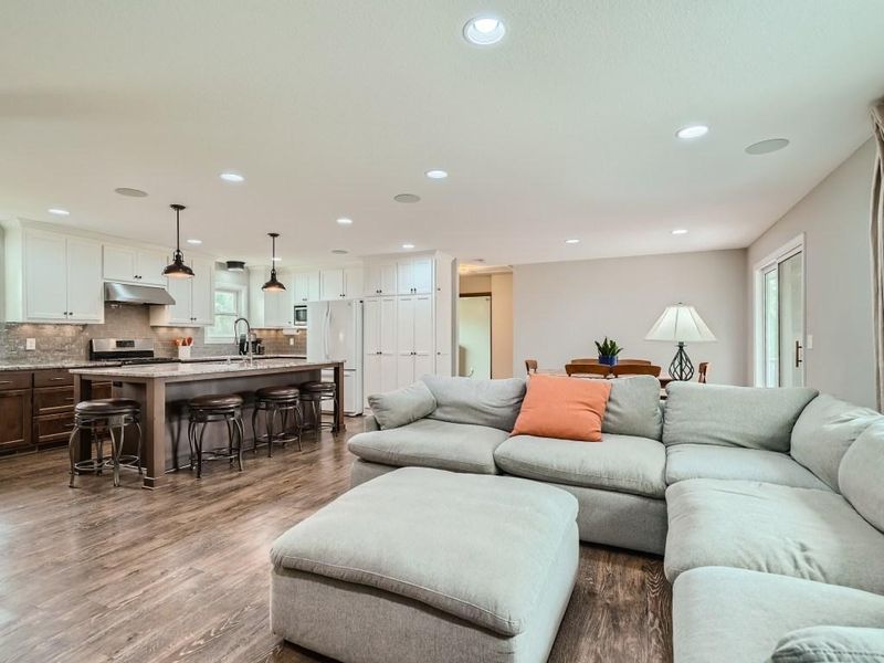 8008 W 103rd St, Bloomington, MN 55438
