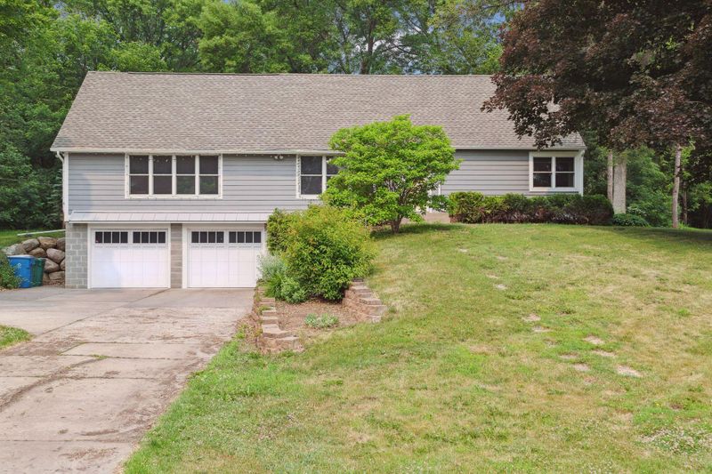 3020 Atwood Dr, Minnetonka, MN 55305