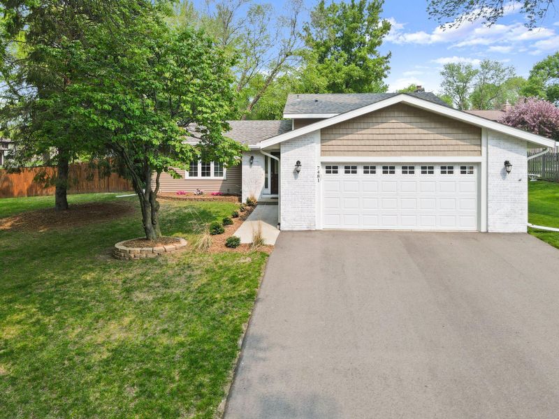 7481 Saratoga Dr, Chanhassen, MN 55317