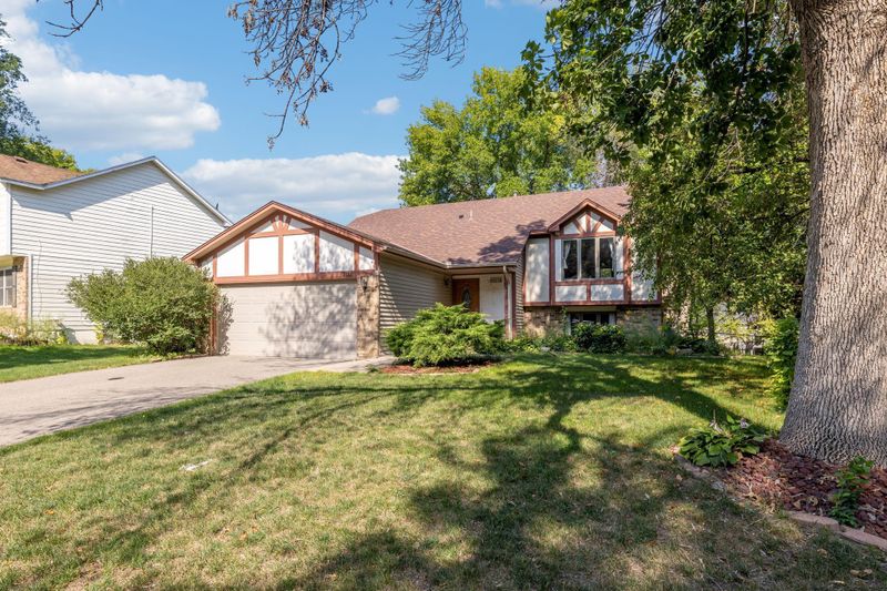 2112 Eagle Bluff Cir, Burnsville, MN 55337