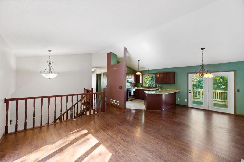 2112 Eagle Bluff Cir, Burnsville, MN 55337