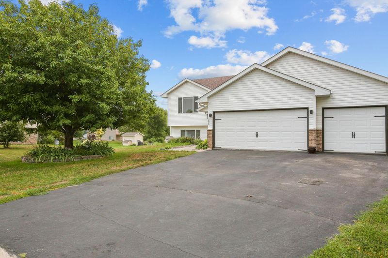 205 Pheasant Run Dr, Montrose, MN 55363