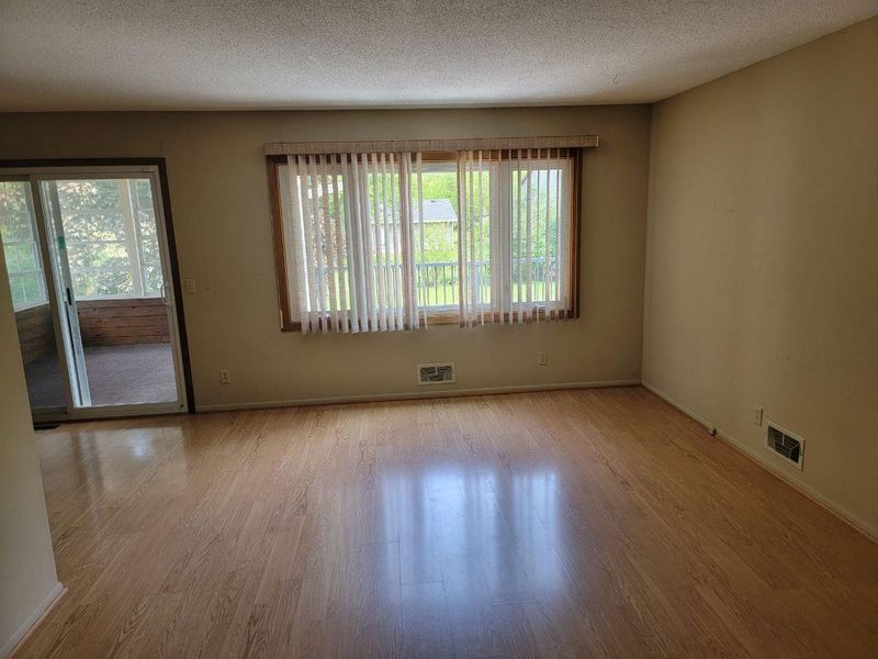 10302 Edinburgh Cir, Eden Prairie, MN 55347