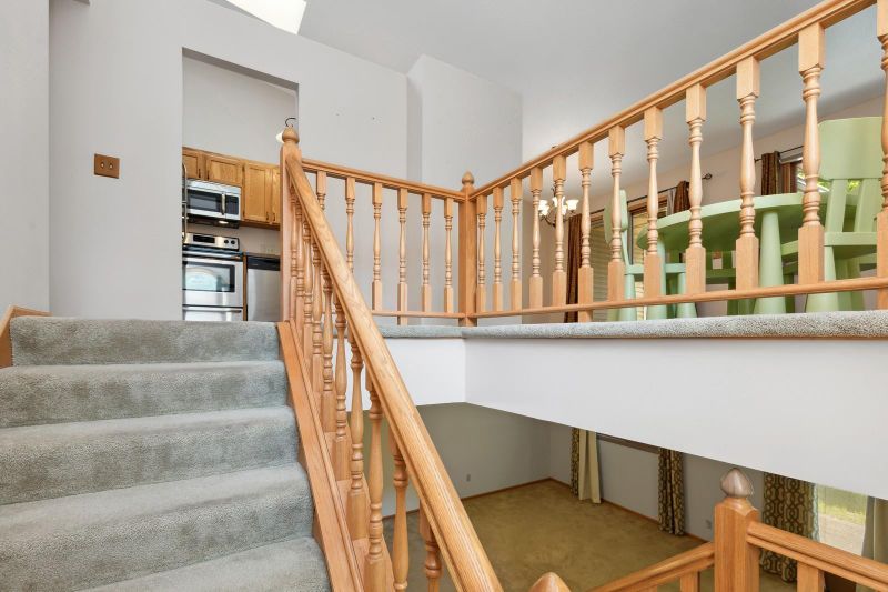 522 Upper Wood Way, Burnsville, MN 55337