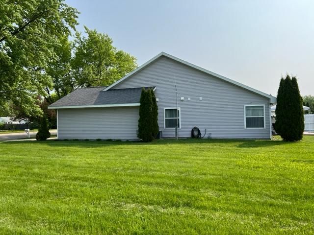205 Lindstrom Ave W, Grove City, MN 56243