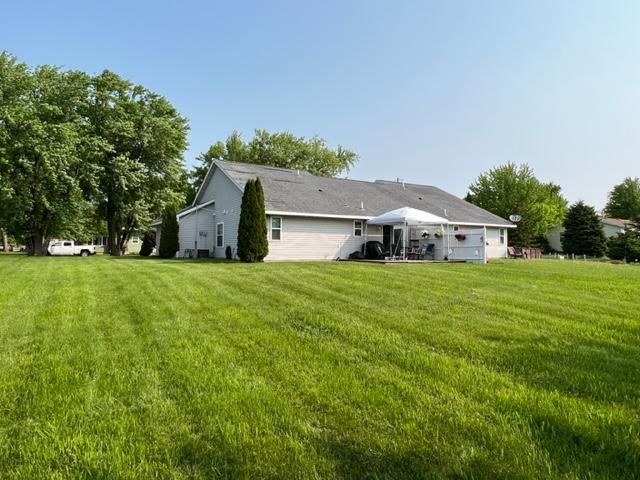 205 Lindstrom Ave W, Grove City, MN 56243