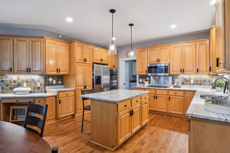 8415 Mission Hills Ln, Chanhassen, MN 55317