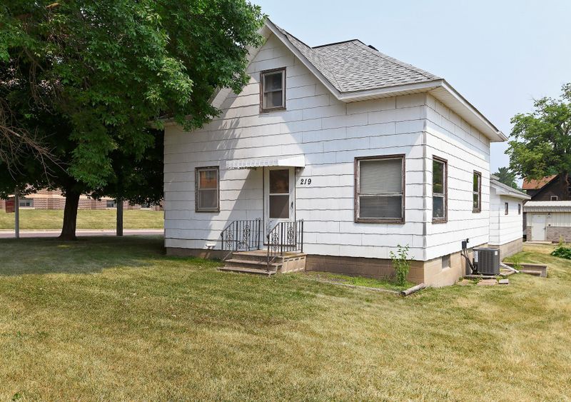 219 1st St SW, New Richland, MN 56072