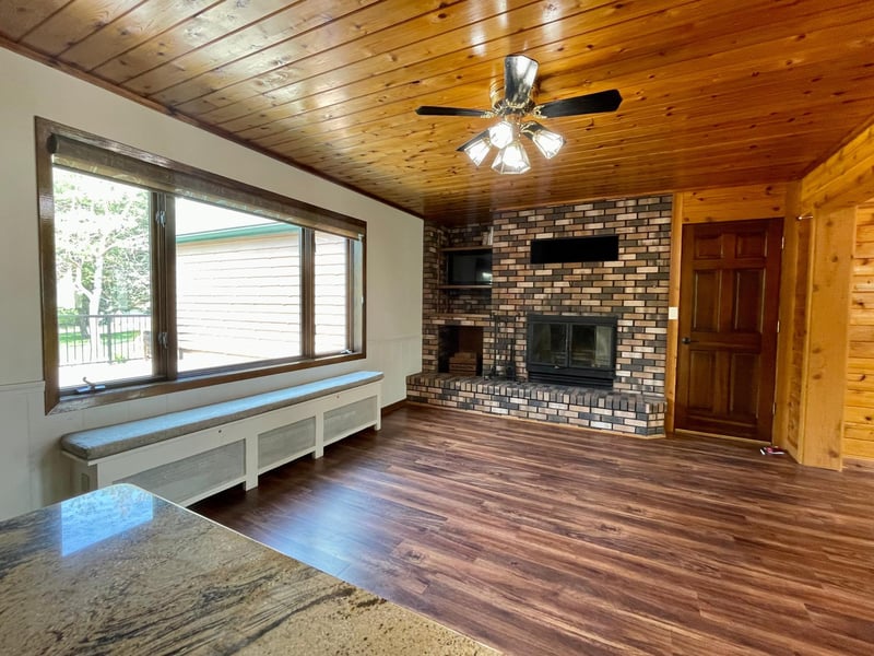 32385 290th St, Worthington, MN 56187