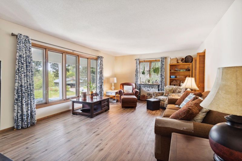 1201 Knob Hill Rd, Burnsville, MN 55337