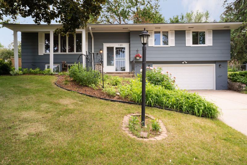 1201 Knob Hill Rd, Burnsville, MN 55337
