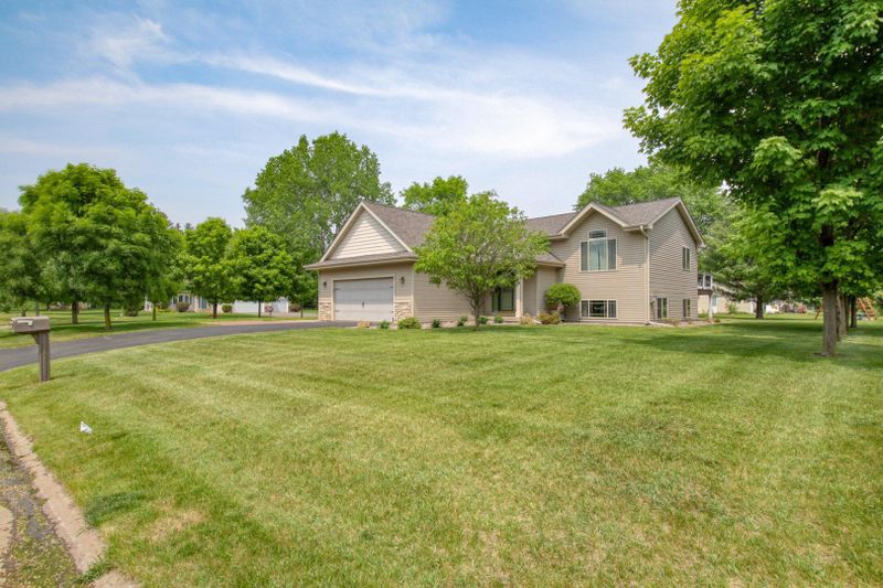 927 Pleasant View Ct, Menomonie, WI 54751
