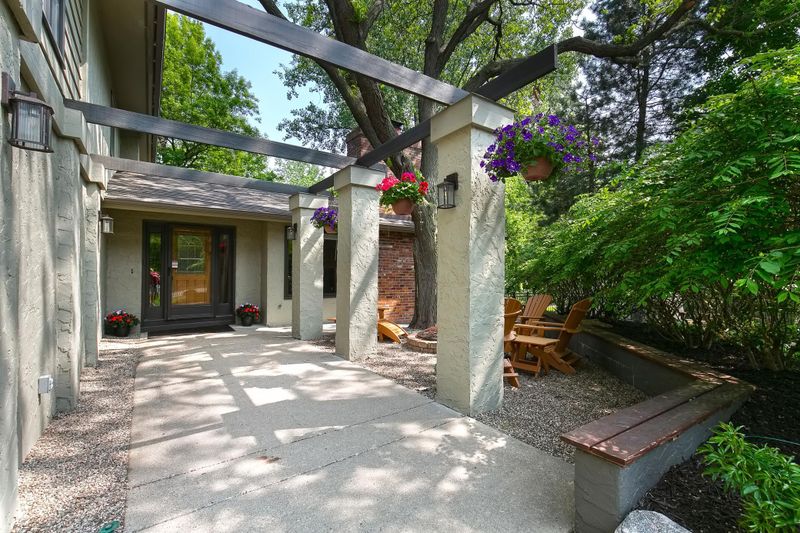 8757 Walton Oaks Dr, Bloomington, MN 55438