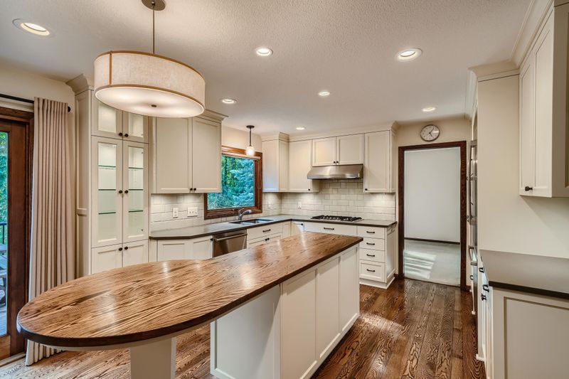 2836 Mayfield Rd, Wayzata, MN 55391