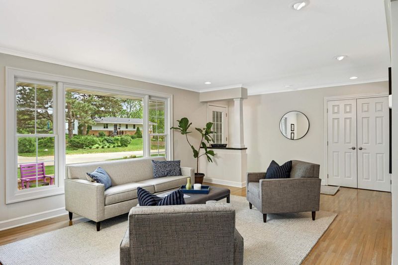 5705 W 68th St, Edina, MN 55439