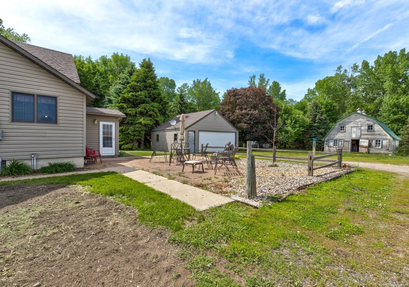 19207 220th St, Lucan, MN 56255