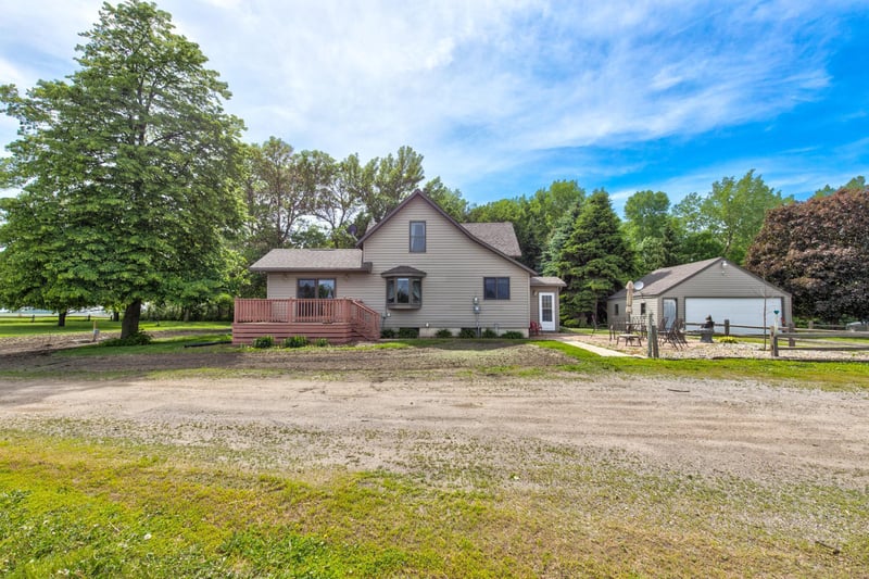 19207 220th St, Lucan, MN 56255