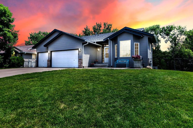 4423 Helena Way N, Oakdale, MN 55128