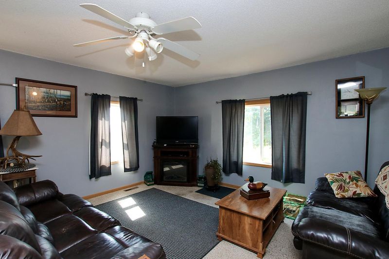 21586 160th St, Hutchinson, MN 55350