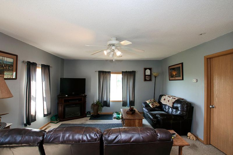 21586 160th St, Hutchinson, MN 55350