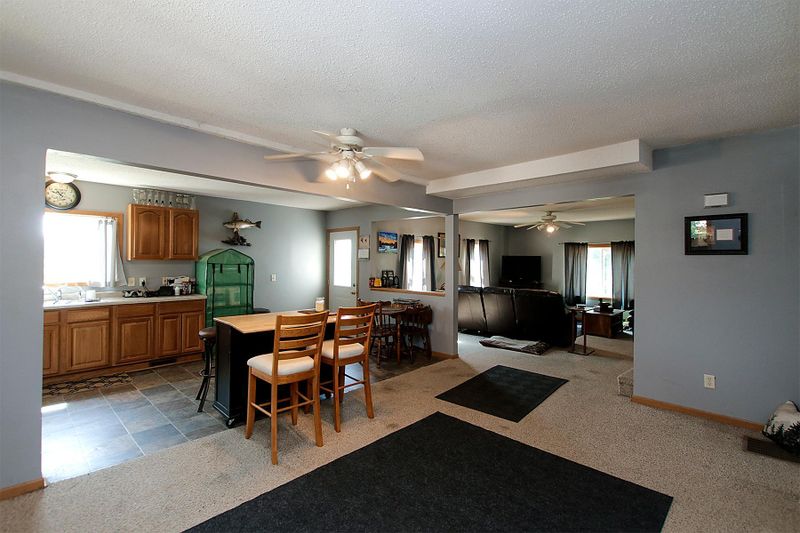 21586 160th St, Hutchinson, MN 55350