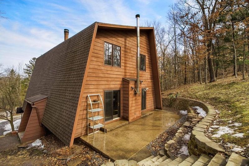 5587 Fox Chase Dr, Hokah, MN 55941