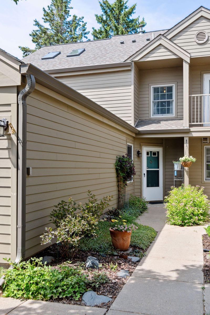 1670 Rose Hill Cir, Saint Paul, MN 55108