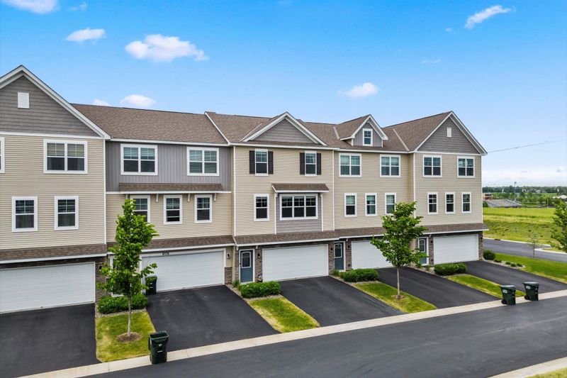 8774 Granite Cir, Woodbury, MN 55129