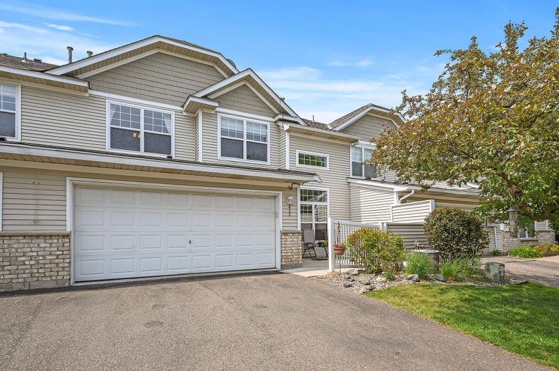 433 Hickory Ln N, Oakdale, MN 55128