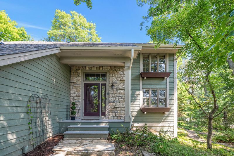 2410 Hillwood Dr E, Maplewood, MN 55119