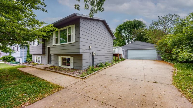 714 37th Ave NW, Rochester, MN 55901