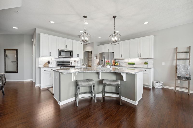 711 Maggie Way, Chanhassen, MN 55317